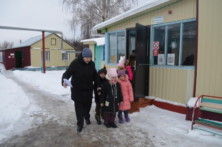 «Эвакуация сотрудников и детей на случай возникновения пожара». «Эвакуация сотрудников и детей на случай возникновения пожара».